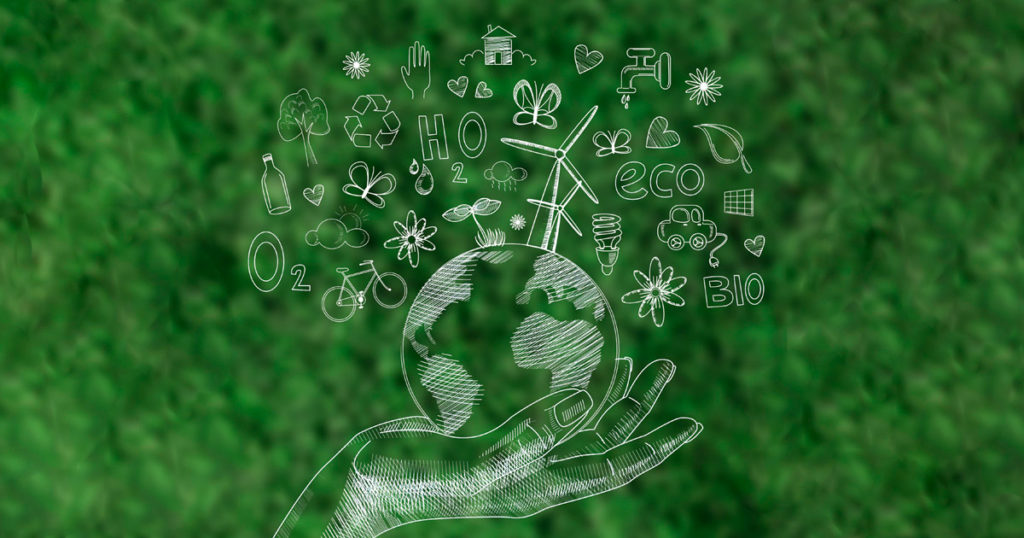 Manos sosteniendo un globo terráqueo verde